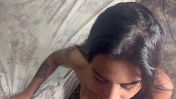 Tentando tirar a virgindade do cozinho da gostosa primeiro passando a pomada pra natilde o sentir dor vamos tentar colocar a pica toda